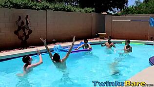 Tetovált Fiatal Melegek Medencében Játszanak, Mielőtt Vad Anál Orgiába Kezdenek