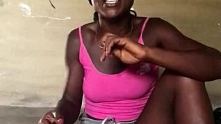 Negresă nebună cu talie subțire savurează mâncarea dând lecții de cur Parte 2