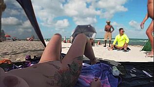 暴露狂妻子Kiss太太展示裸体海滩风光，偷窥者一边看一边撸！