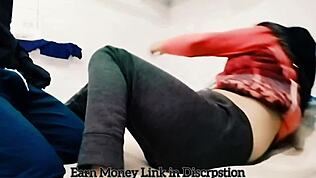 Păpușică indiană excitată cu țâțe și cur mari se dă sălbatic în pat