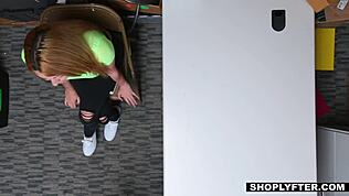 発情金髪18+ギャルが警備員誘惑セックス