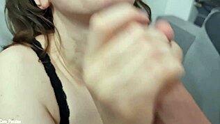 Хей, виж близък минет на двойка с огромна сперма в устата POV