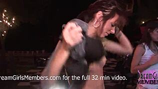 Opálené študentky ukazujú nahé prsia v súťaži na pláži