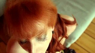 Sunt milfă roșcată fierbinte care se masturbă țâțele mari afară