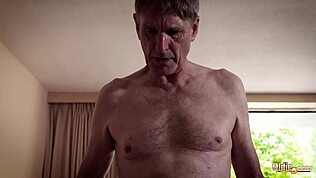 szalona bitwa na poduszki kończy się tym, że obie ruchamy starego faceta, chcesz podzielić się jego cum?