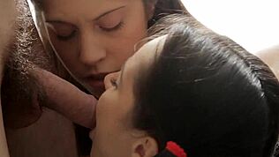 Красиво тройно с две тесни тийнейджърки споделят голям кур в групов кеф