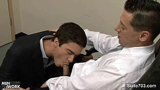 Horniga gayarbetare knullar hårt på kontoret