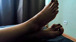 Ho segato il cazzo del vicino in un video casalingo mentre mio marito era al lavoro