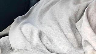 Nega gostosa Naejae leva wedgie na buceta e gozo no carro estacionado