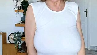 Хочешь увидеть, как Mariaold milf дразнит тебя огромными прыгающими сиськами?