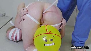 火辣少女被带到屁眼疯人院接受极端后门治疗