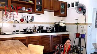 Wow, gospodină în ciorapi se dezbracă goală în bucătărie pentru orgasm! 😍