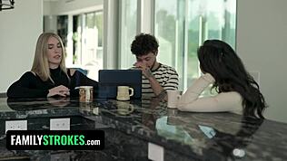 Yaramaz Üvey Anne Üvey Oğul ve Kız Arkadaşını Sıcak TeamSkeet Çekimine Rehberlik Ediyor