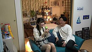 Hei, katso tätä mustatukkaista japanilaista kaunotarta, joka voihkii kovaa ratsastaessa minua!