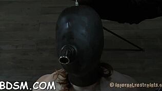 Playgirl in Latex-Kostüm wird in POV-Szene hart bestraft