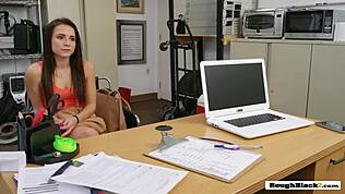 فتاة شابة تلحس زب المخرج قبل ما ينيكها بعمق وبقوة