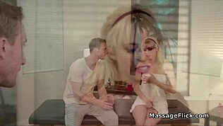 عميلة شقراء تركب زب الماسور كعاهرة قذرة في الواقع