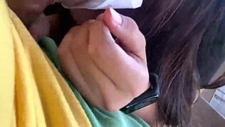 Чукам приятелката си в изоставен парк на открито