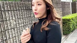 诱惑亚洲妻子弯腰自制硬核，天然大胸在狂野女上位中晃动