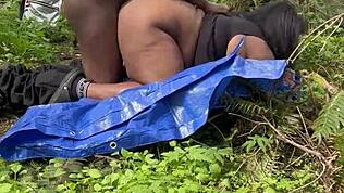 Seksi BBW Remi saa POUNDED kovaa metsässä maatilalla