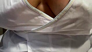 Oh mec, je suis juste une infirmière aux gros seins qui crève d'envie d'action solo dans ce service hospitalier.