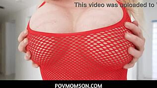 Stiefmama Christie Stevens beim Zimmerputzen ohne Slip erwischt wild