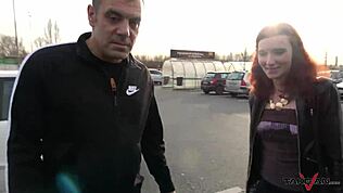 Amatérská zrzka bere prachy, aby se nechala vyřídit na zadním sedadle