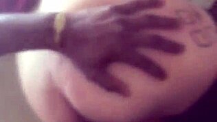 Šťavnatá ryšavka sa ohýba na drsné POV doggy s obrovským BBC, končí sperma