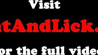 Kis mellű birkózó leszbik szenvedélyesen nyalják egymást egy európai macskaviadalon