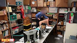 İş yerinde hırsızlık yüzünden esmer genç 18+ hatun olarak fena sikildim