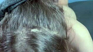 Krasser Cumshot ins Gesicht für Goth-Babe mit schwarzem Lippenstift, Deepthroat POV auf dem Bauch