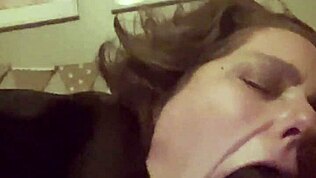 سيلفي وجه يتم فكه في عمق الحلق للعاهرة دي في أكشن عنصري!