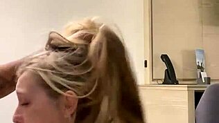 Feleség meghajlik kutyaállásban voyeur jelenetben