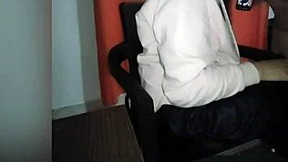 Minha amiga chega da festa pra me esvaziar todinho gozando dentro