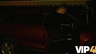 Ρε, θέλεις να δεις πώς αυτός ο άντρας απολαμβάνει να βλέπει τη γυναίκα του να χτυπιέται σκληρά;