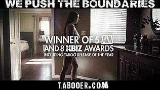 ג'זמין לאב מטפלת בזין של סת גמבל עם אצבעות אינטנסיביות וישיבה על הפנים בשלישייה קולג'