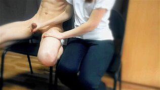 嘿，这个经验丰富的熟女在给裸体男友手淫！