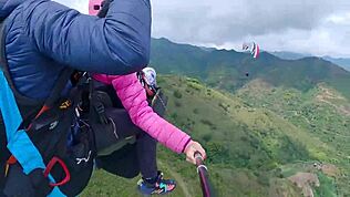 와, 그녀 젖은 보지가 구름 속 패러글라이딩 2200m 높이에서 분출해