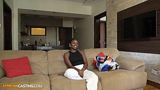 Afrykański casting - soczyste czarne cycki podskakują na ogromnym kutasie