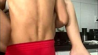 Jefa obliga a criada latina a un rapidito en el caos de la cocina