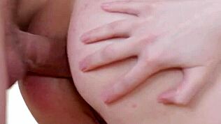 खूबसूरत अरियादना ऑफिस डेस्क पर हार्ड एनल लेती है