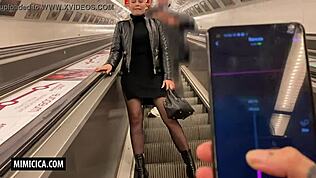Kockázatos nyilvános villogás és nedves játék kontroll barátnő Mimi Cica vonaton