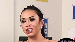 Yo, pozri túto britskú kurvu s okuliarmi, ako cucá k*k!