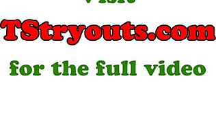 Hei, kato tätä sukkahousuista ts:ää runkkaamassa casting-sohvalla.