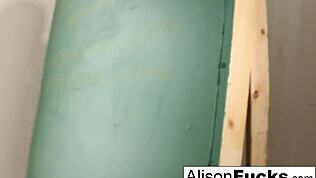 Хей, палавата красавица Алисън Тайлър остава след училище за соло забавление.