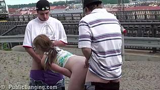 Blondă fierbinte de 18+ suge și se fute cu doi tipi în gară publică threesome!