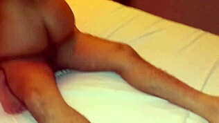 gadis blonde isteri kongkek kawan suami sambil dia tengok, nakal betul