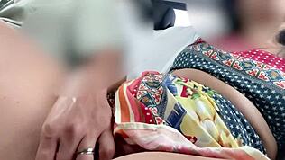 Novinha ose tout, se déshabille à poil à l’arrière d’un Uber pour s’exhiber.