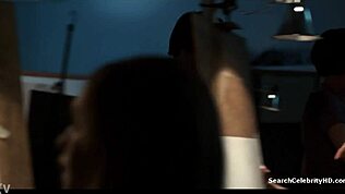 알레아 날레윅 완전 알몸으로 공공에서! 와, 체리에서 그녀의 섹시 누드 포징 봐!