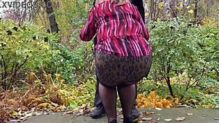 Håller i min killes kuk medan han kissar, oj förlåt!